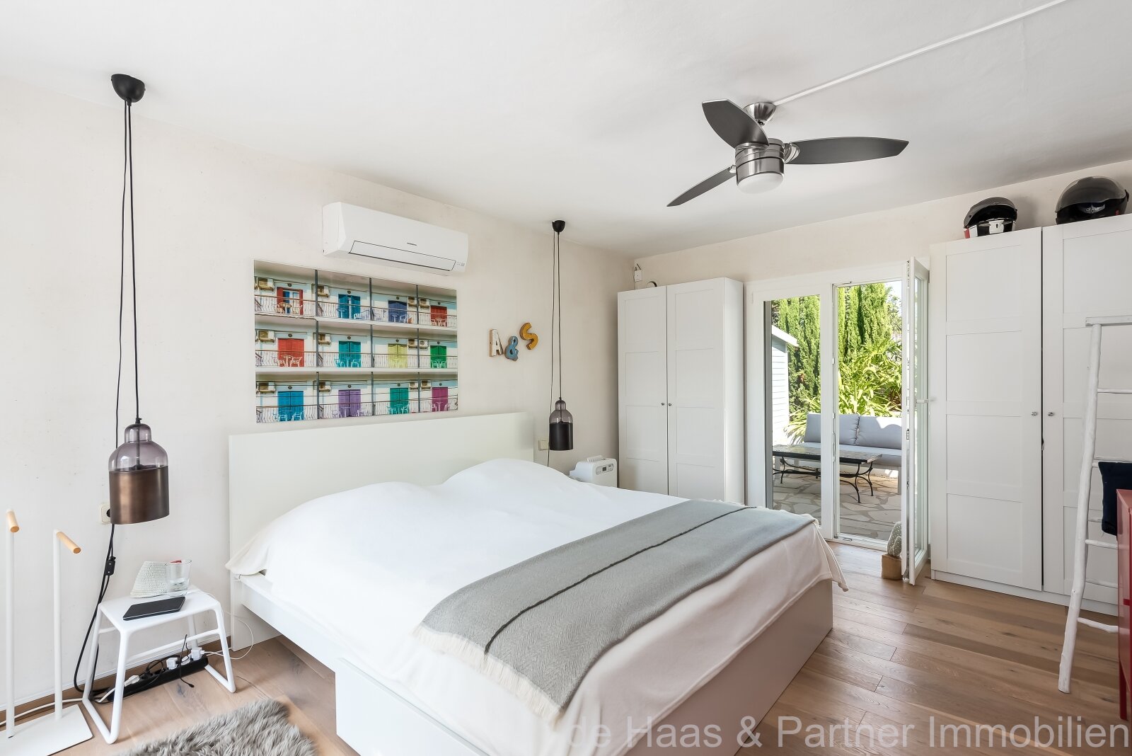 Top chalet renovado en estilo casa de playa con jardín mediterráneo.