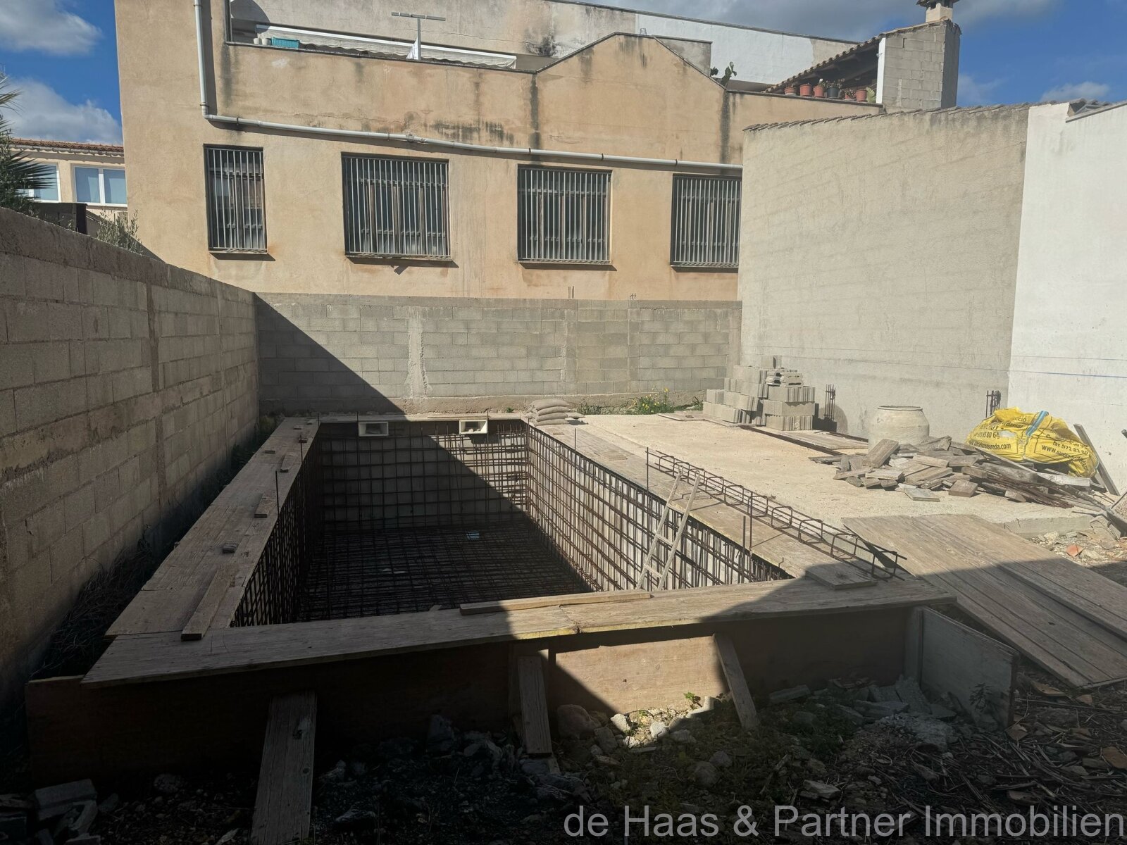 Casa de pueblo en ubicación céntrica con patio y piscina 