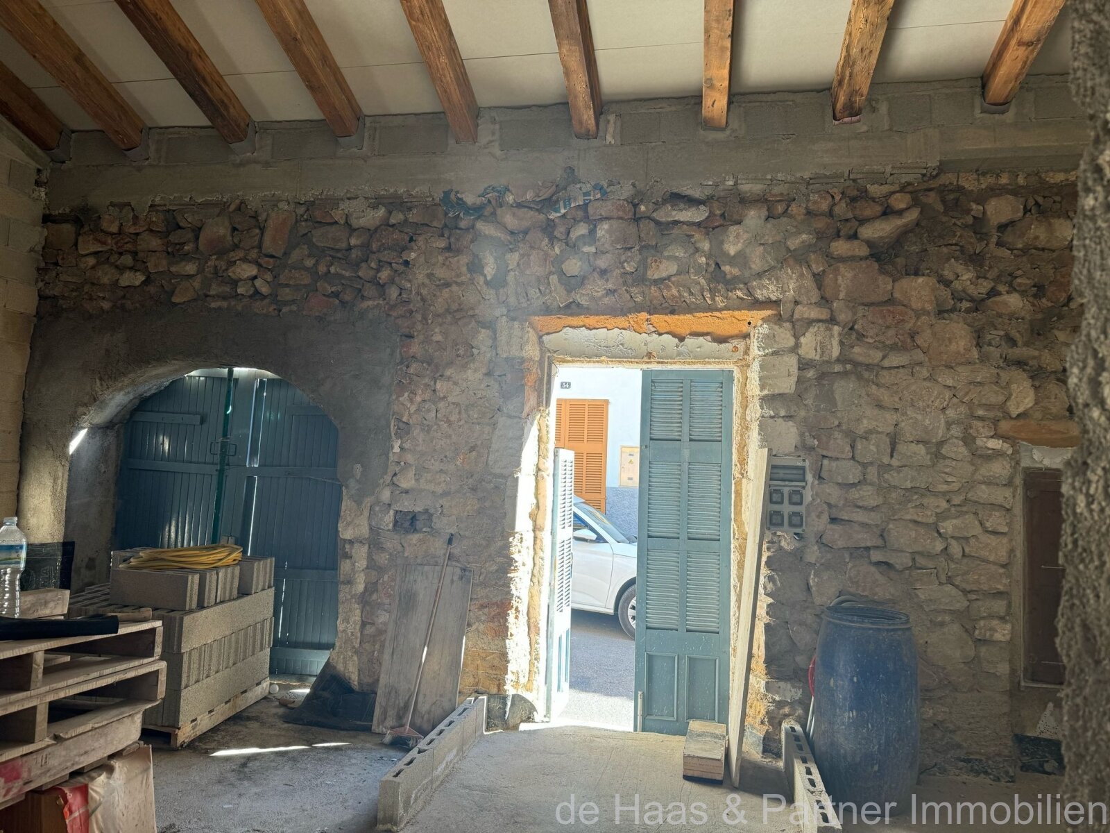 Casa de pueblo en ubicación céntrica con patio y piscina 