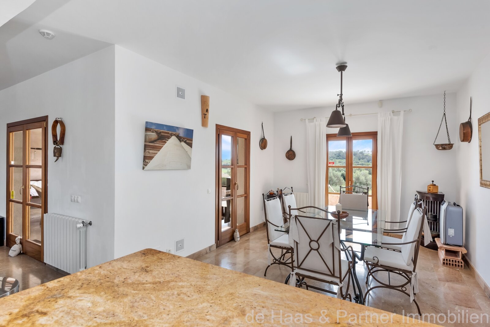 Excelente finca de piedra natural con una zona exterior extraordinaria y licencia de alquiler