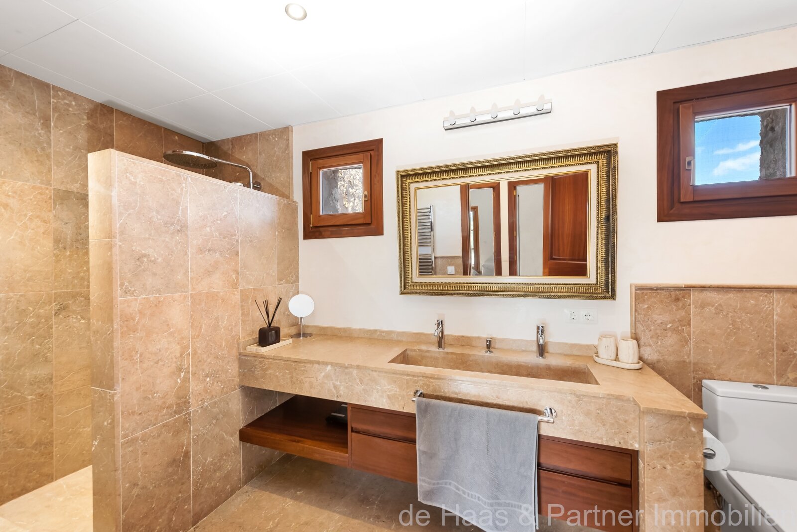 Excelente finca de piedra natural con una zona exterior extraordinaria y licencia de alquiler