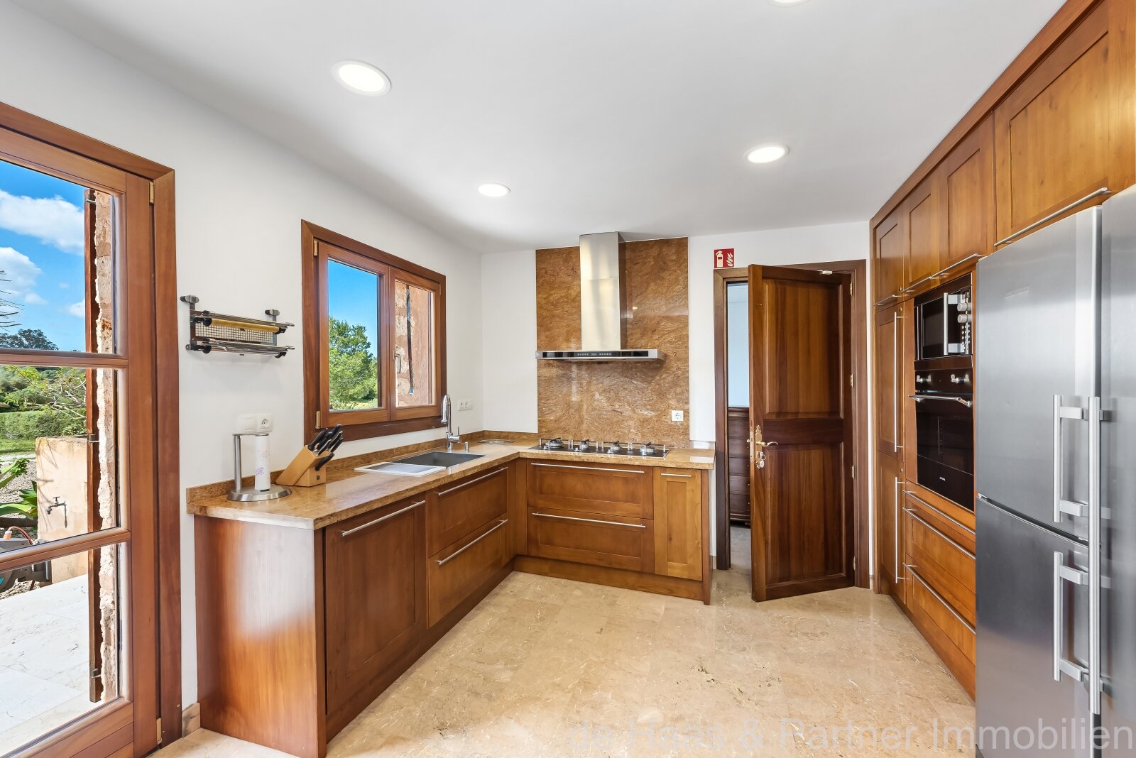 Excelente finca de piedra natural con una zona exterior extraordinaria y licencia de alquiler