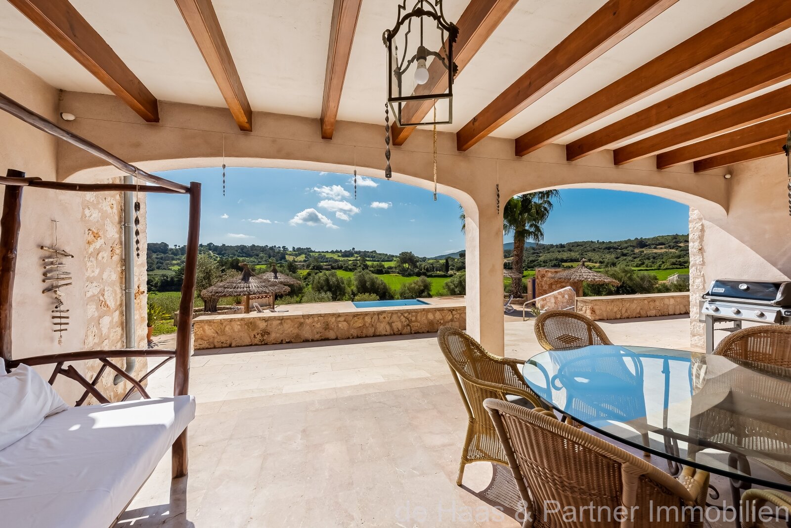 Excelente finca de piedra natural con una zona exterior extraordinaria y licencia de alquiler