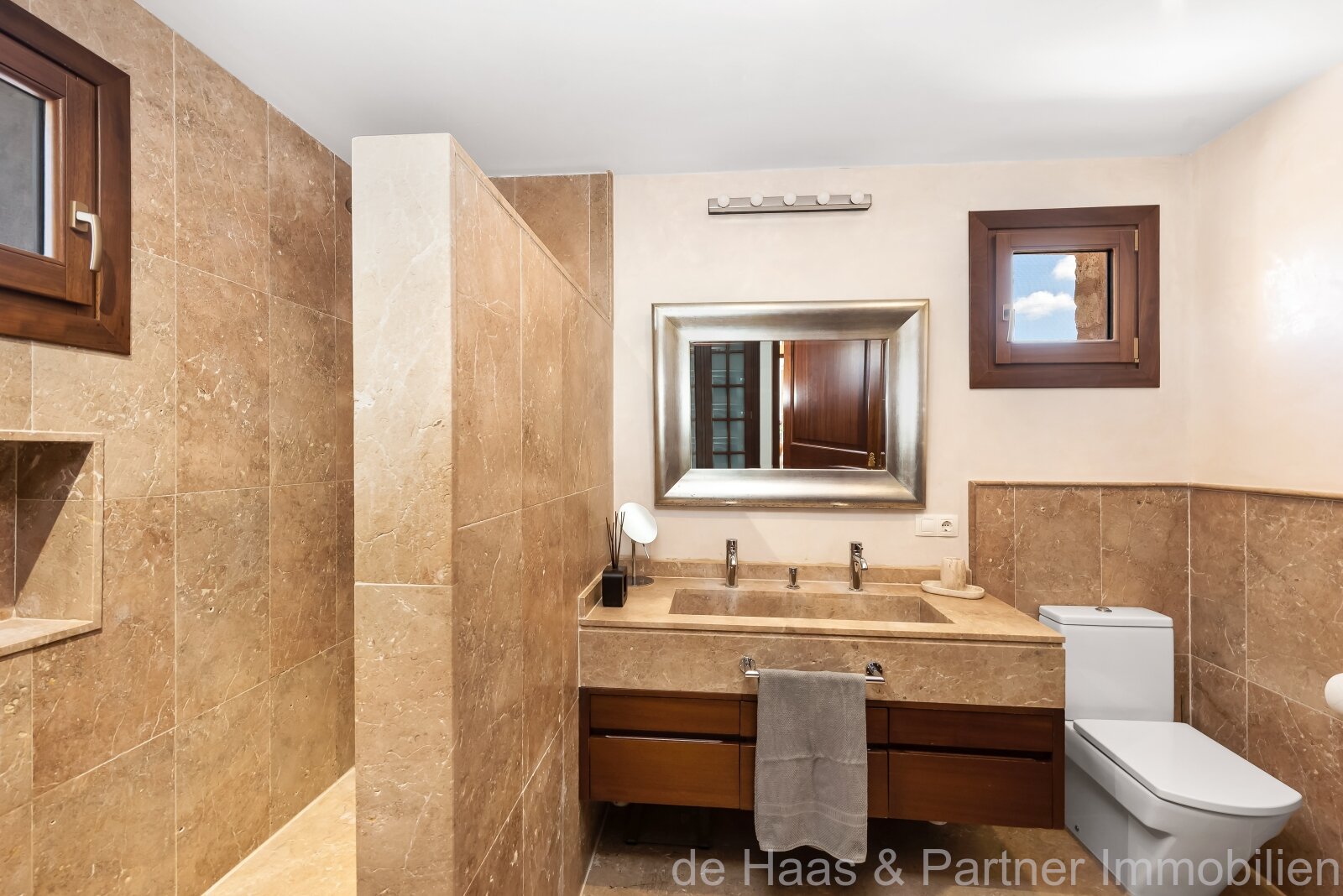 Excelente finca de piedra natural con una zona exterior extraordinaria y licencia de alquiler