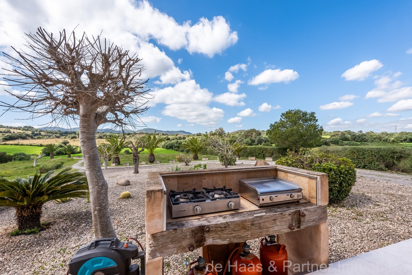 Excelente finca de piedra natural con una zona exterior extraordinaria y licencia de alquiler