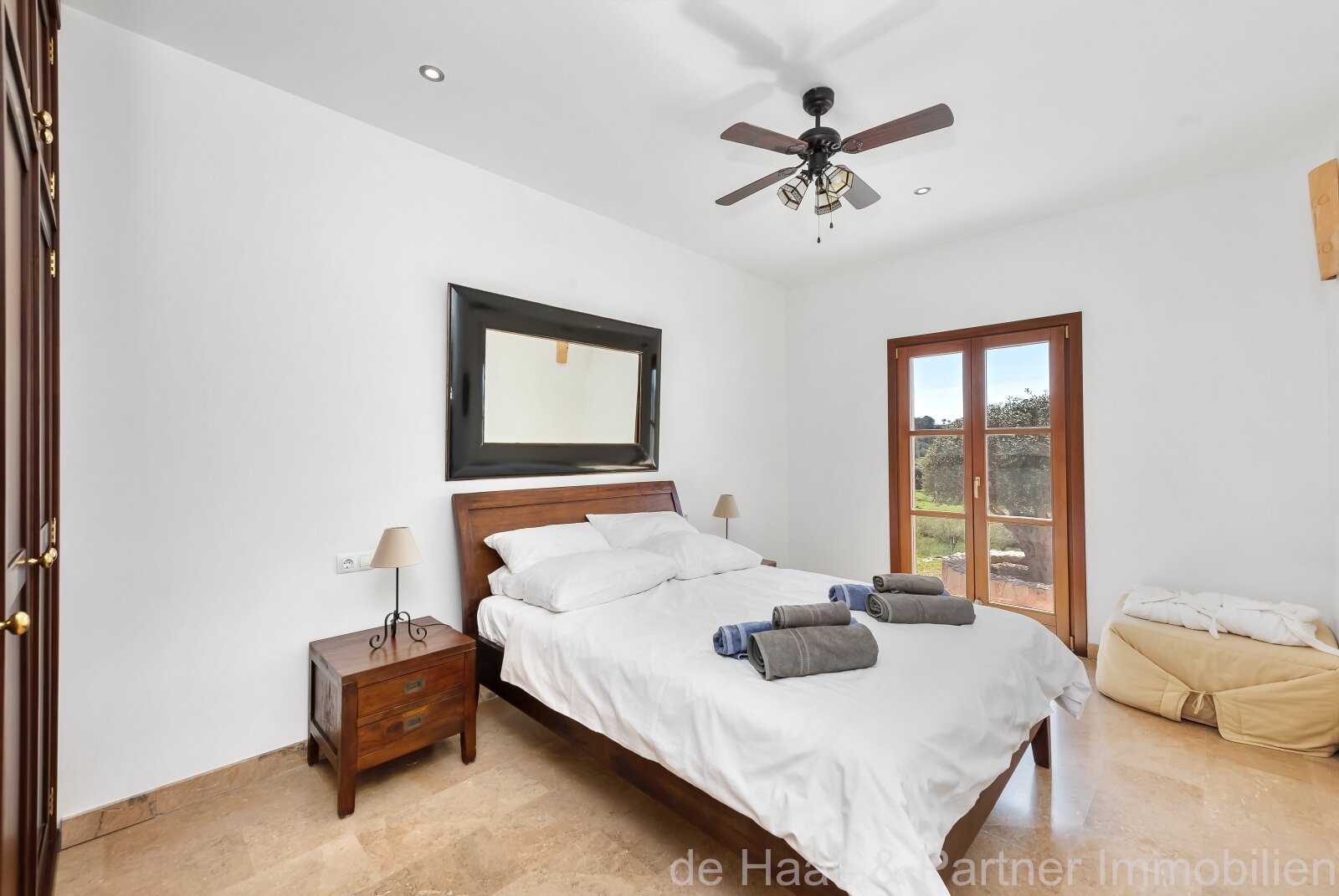 Excelente finca de piedra natural con una zona exterior extraordinaria y licencia de alquiler