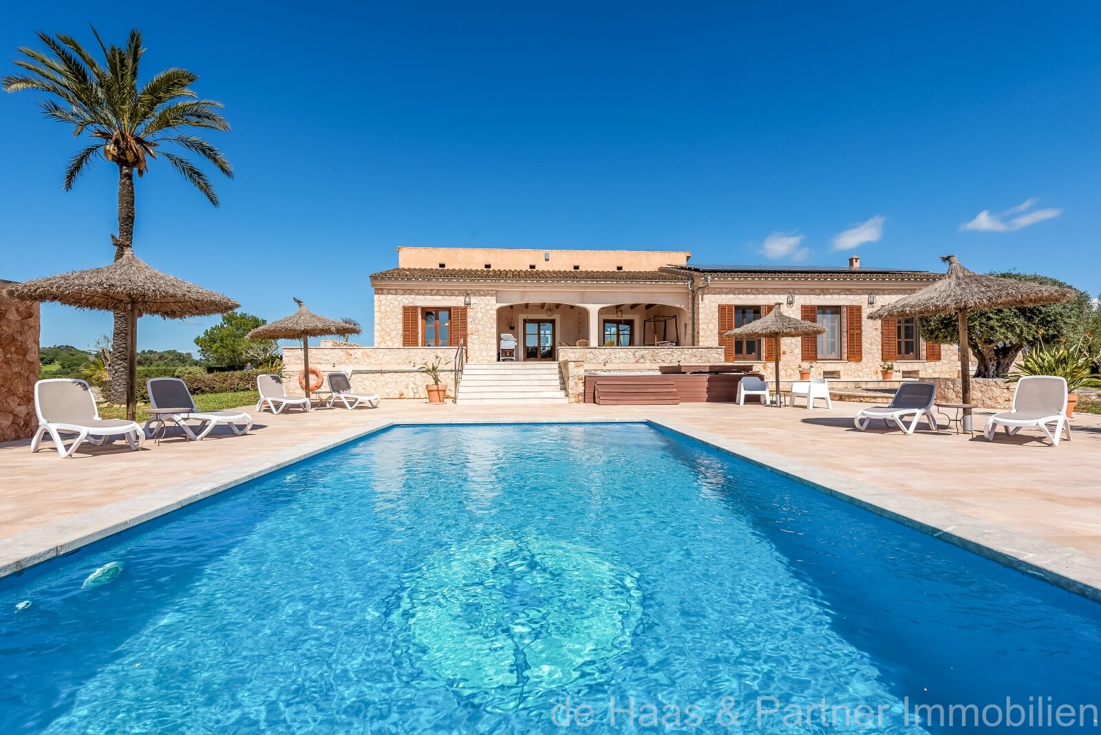 Excelente finca de piedra natural con una zona exterior extraordinaria y licencia de alquiler