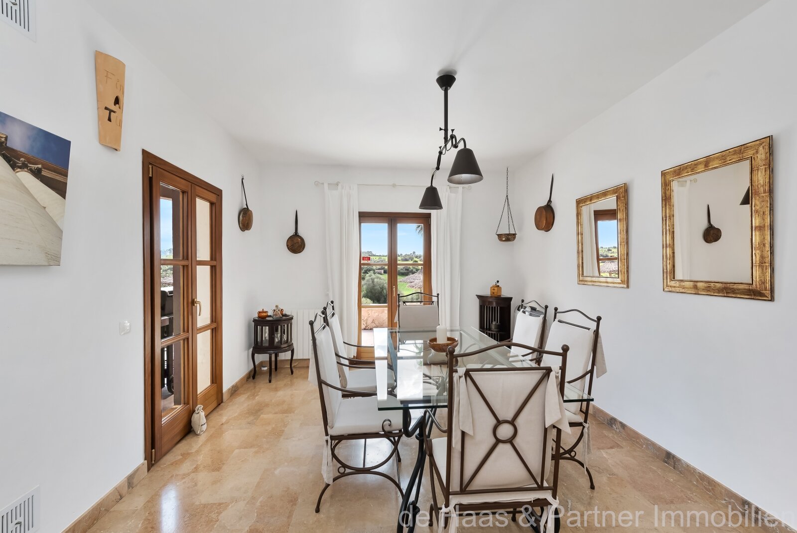 Excelente finca de piedra natural con una zona exterior extraordinaria y licencia de alquiler