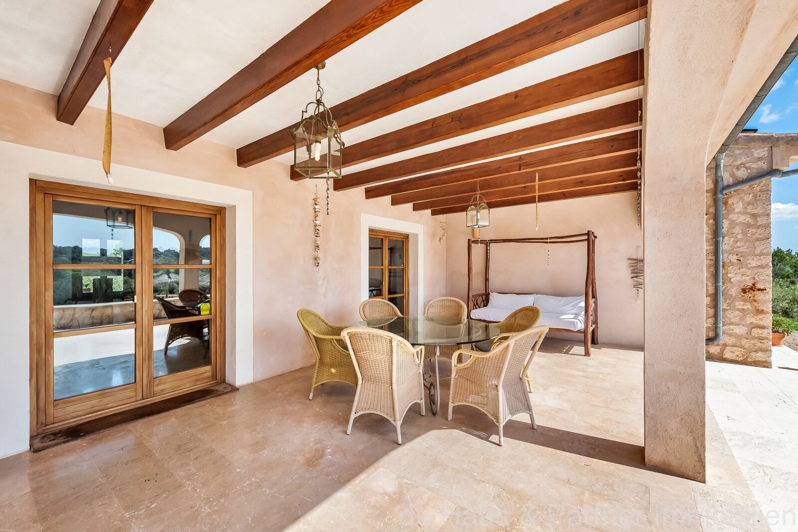 Excelente finca de piedra natural con una zona exterior extraordinaria y licencia de alquiler