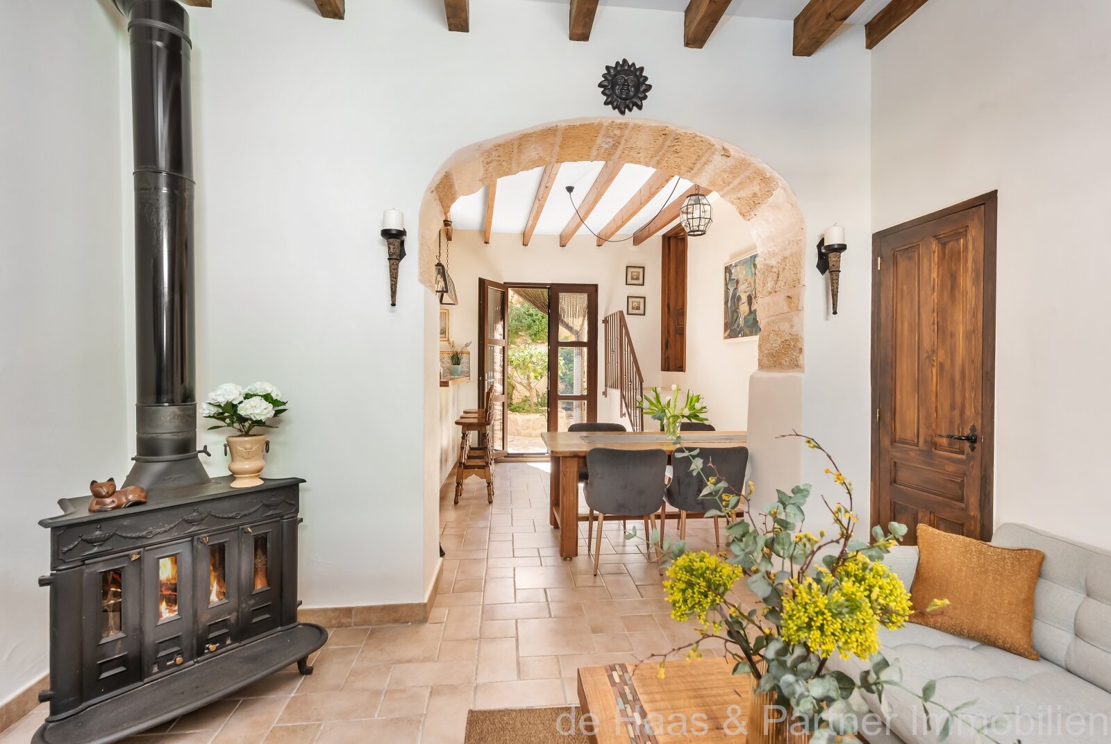 Moderno adosado reformado con piscina y estilo mallorquín en Capdepera 