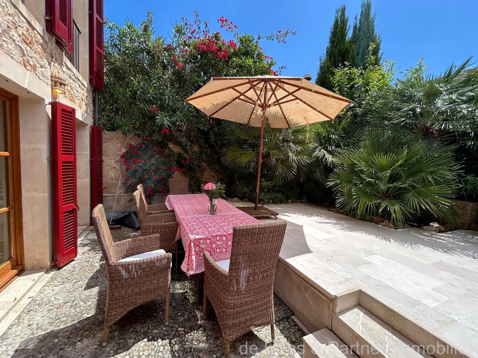 Casa de pueblo con un patio fantástico, garaje y azotea