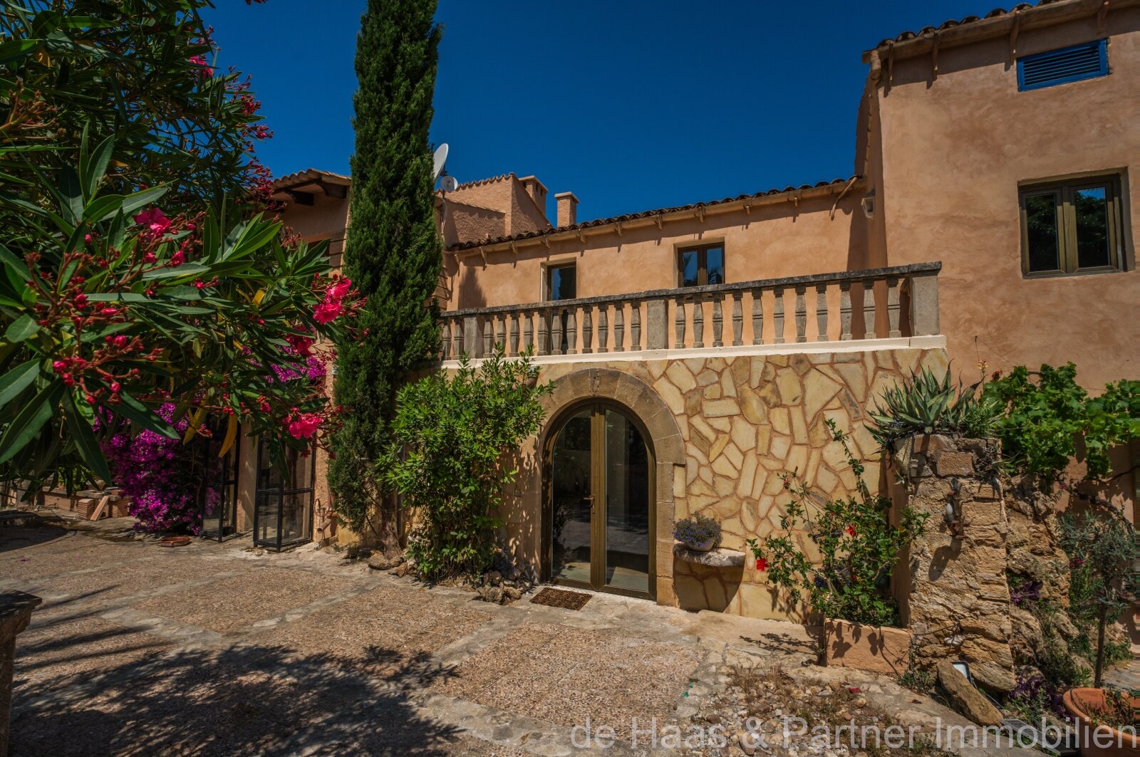 Finca señorial a poca distancia a pie del pueblo de Capdepera y con mucha privacidad