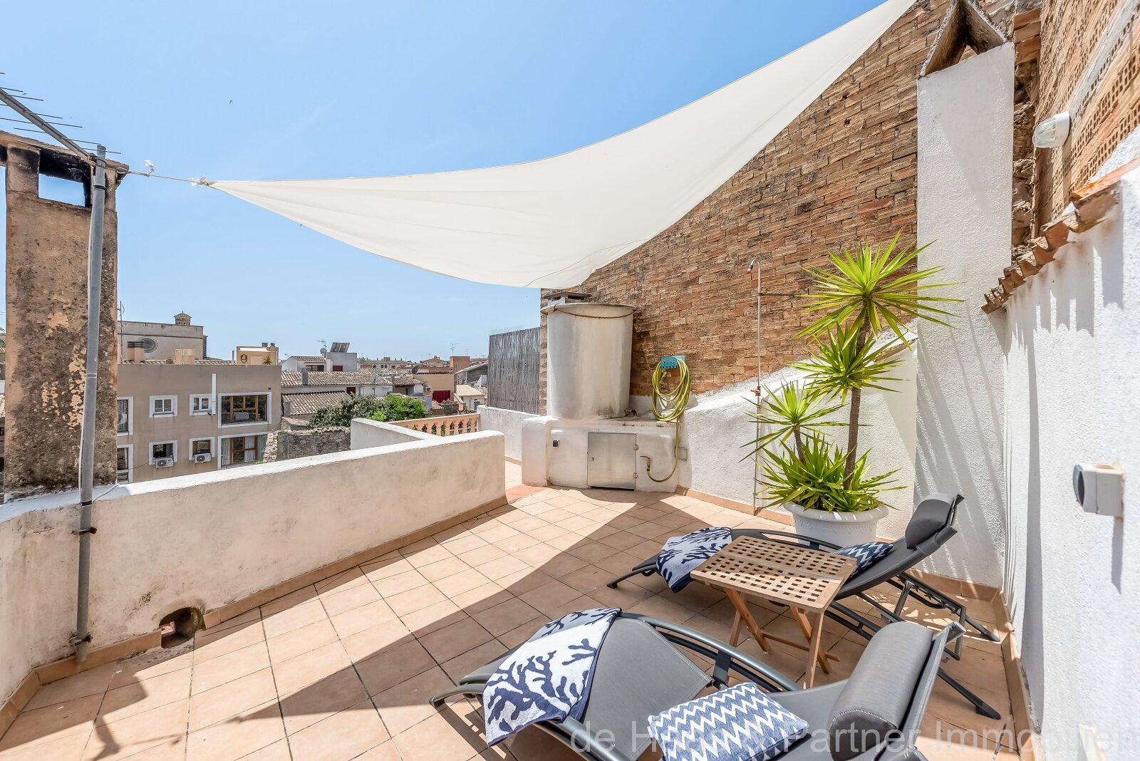 Casa adosada en una zona céntrica y tranquila con licencia ETV y gran patio