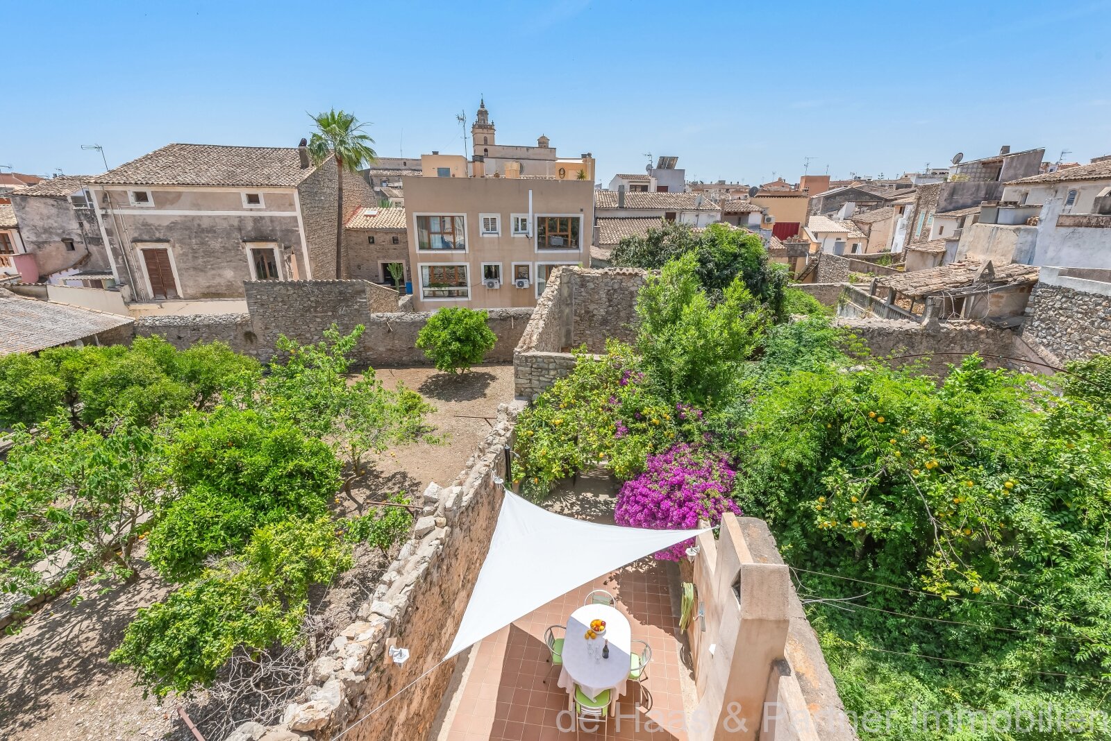 Casa adosada en una zona céntrica y tranquila con licencia ETV y gran patio