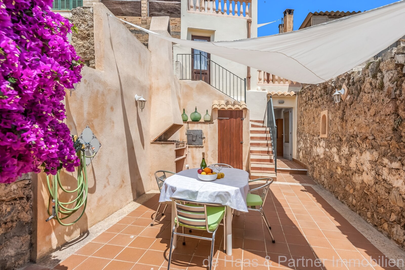 Casa adosada en una zona céntrica y tranquila con licencia ETV y gran patio