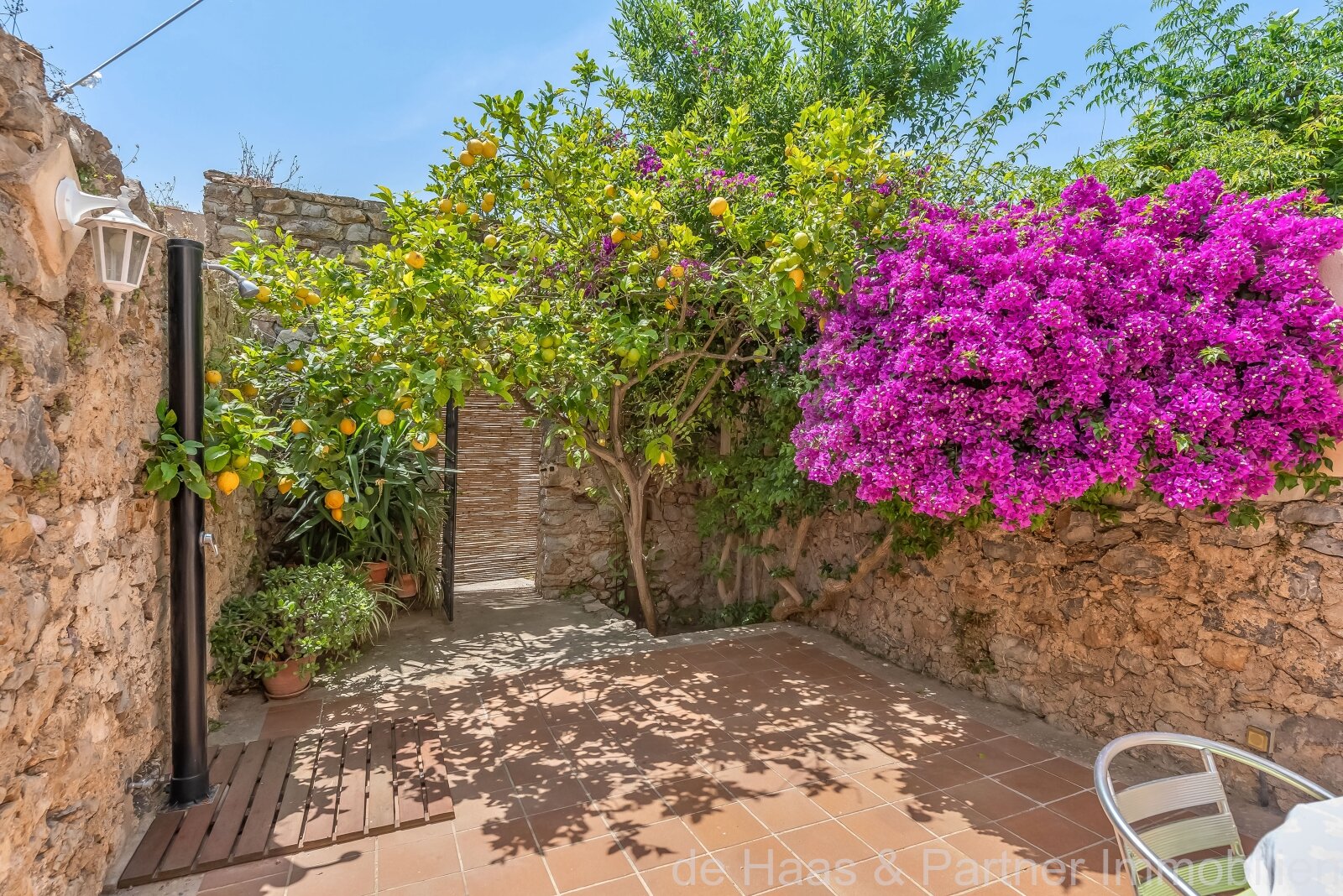 Casa adosada en una zona céntrica y tranquila con licencia ETV y gran patio