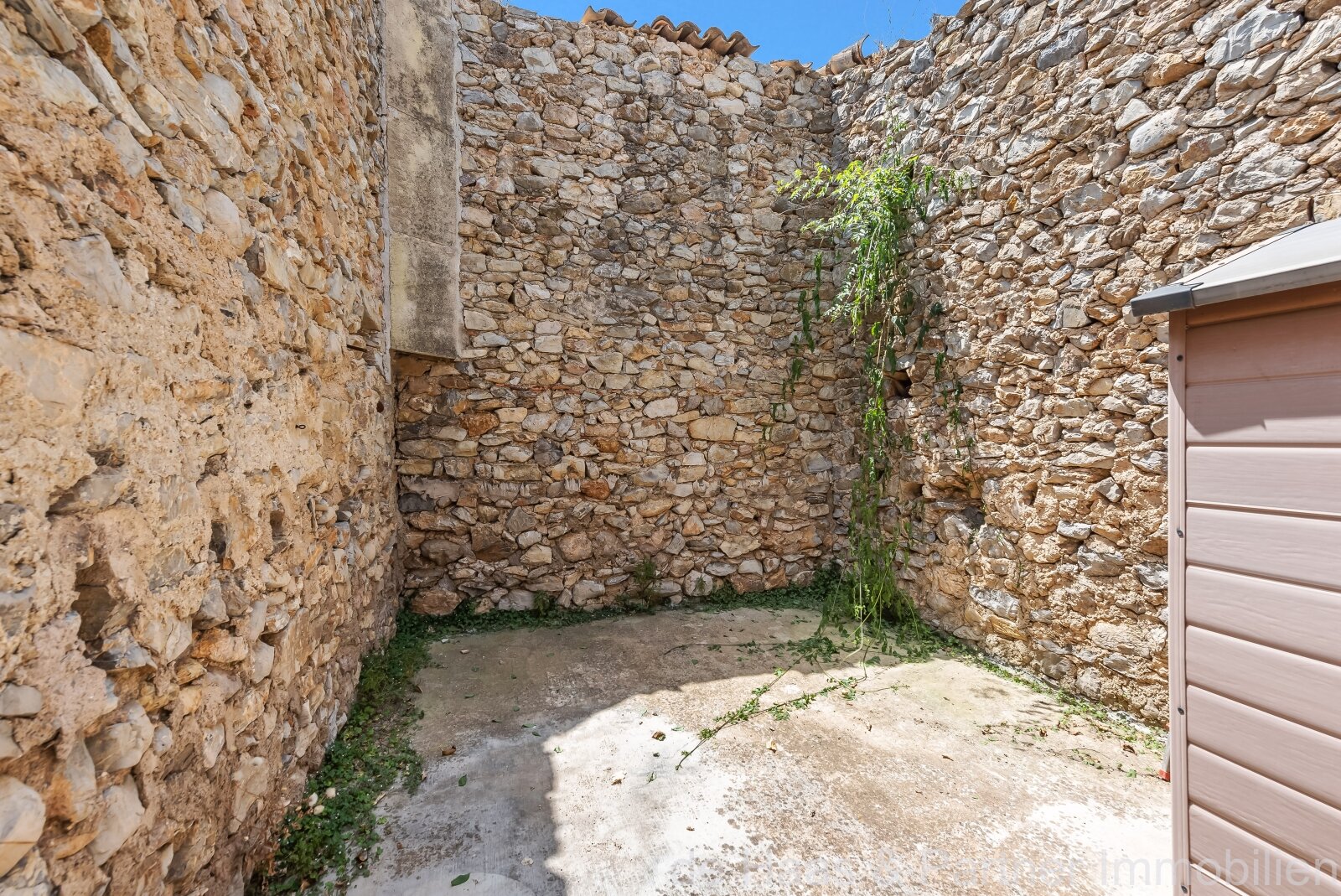 Casa adosada en una zona céntrica y tranquila con licencia ETV y gran patio