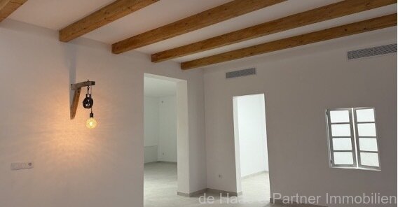 Casa adosada con un patio estupendo, piscina y azotea en una zona tranquila