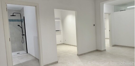 Casa adosada con un patio estupendo, piscina y azotea en una zona tranquila