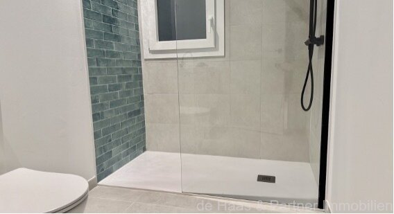 Casa adosada con un patio estupendo, piscina y azotea en una zona tranquila