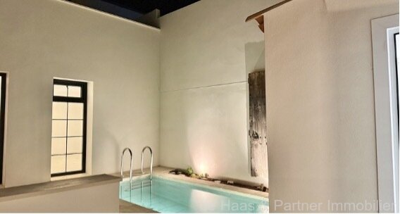 Casa adosada con un patio estupendo, piscina y azotea en una zona tranquila