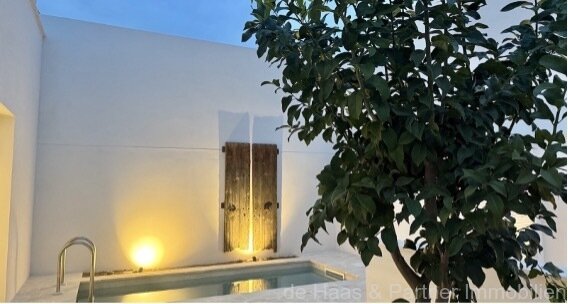 Casa adosada con un patio estupendo, piscina y azotea en una zona tranquila