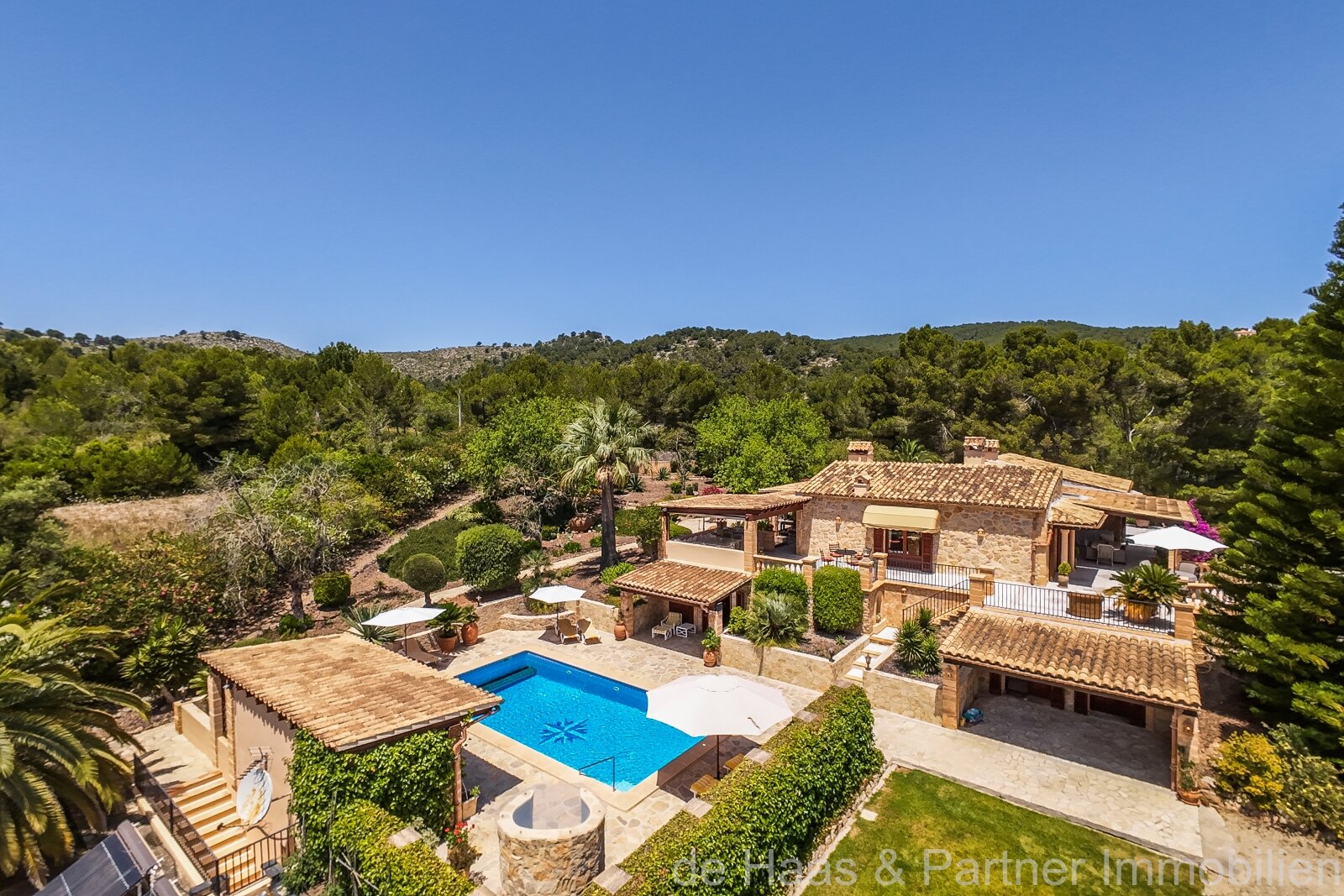 Preciosa finca de piedra natural en un entorno tranquilo con gran piscina cerca del mar 