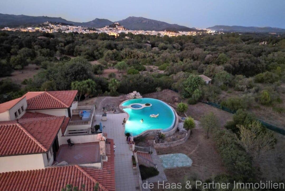 Villa rural a poca distancia del pueblo con gran piscina y vistas panorámicas