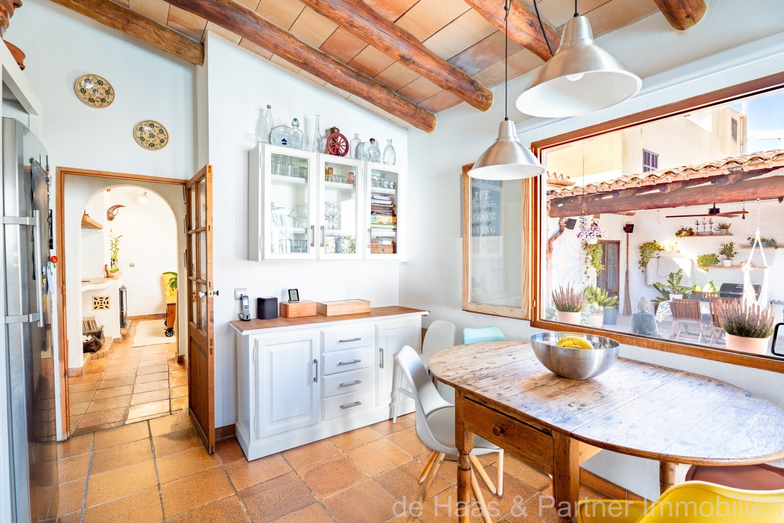 Casa adosada con piscina y pequeño jardín en una zona tranquila  