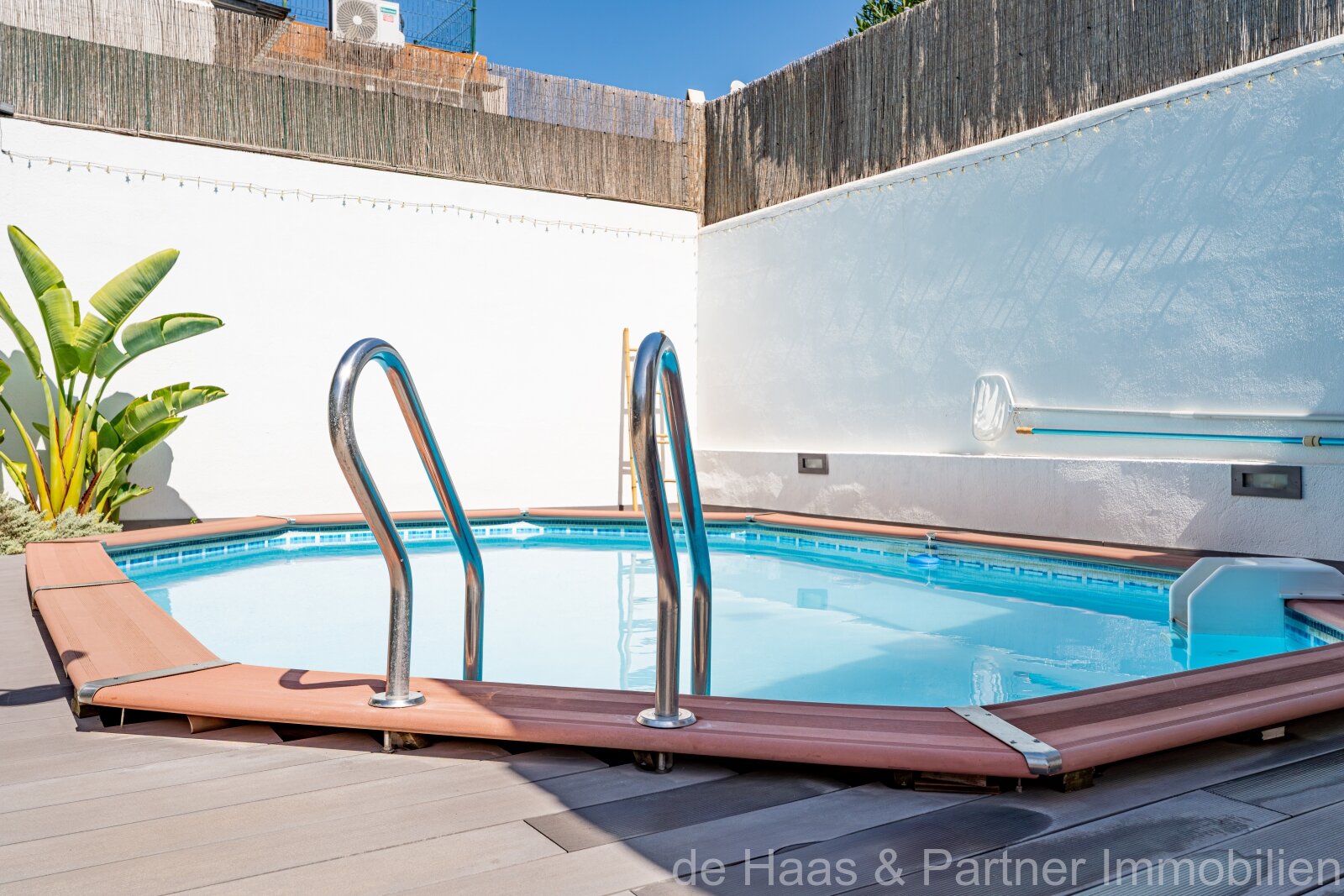 Casa adosada con piscina y pequeño jardín en una zona tranquila  