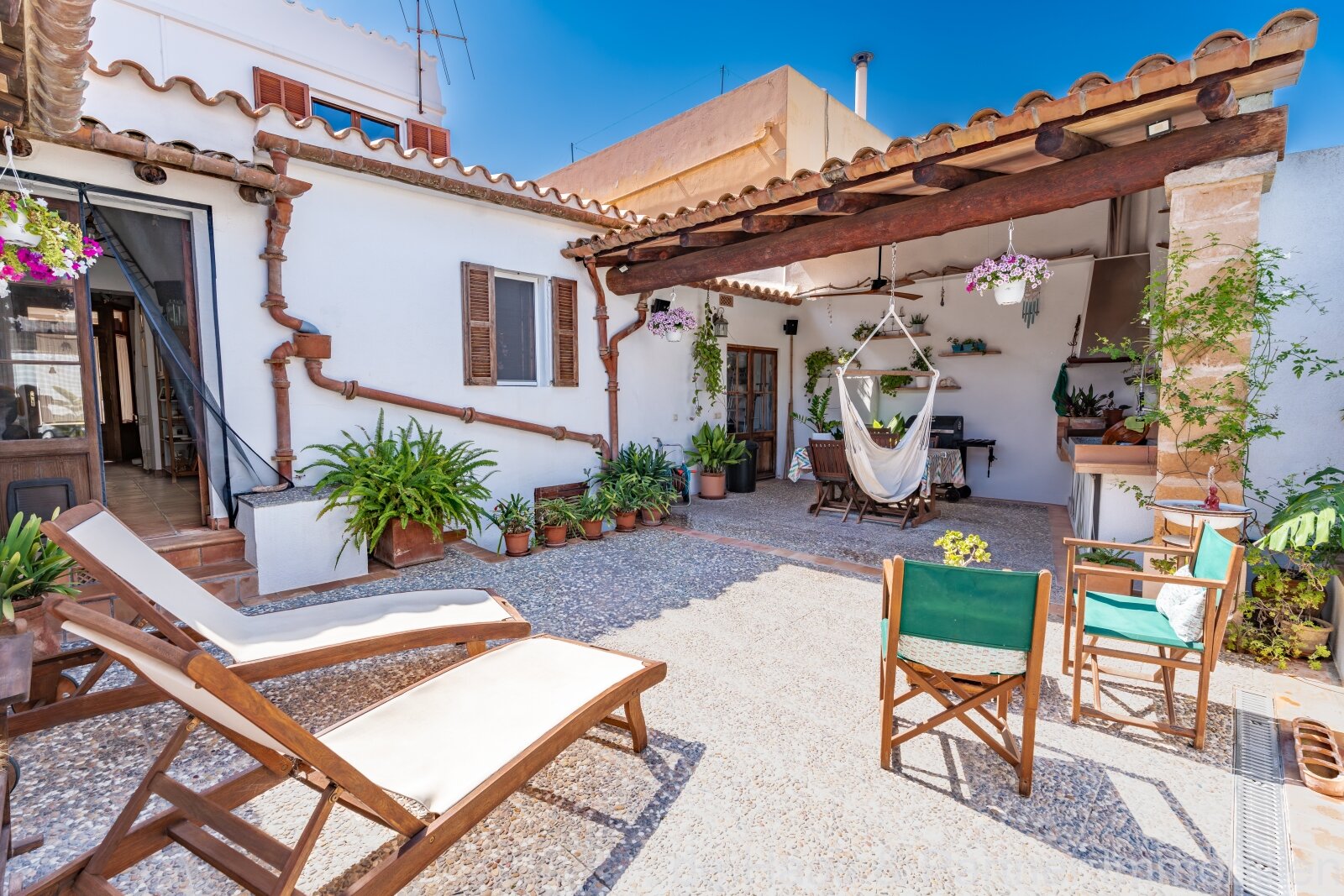 Casa adosada con piscina y pequeño jardín en una zona tranquila  