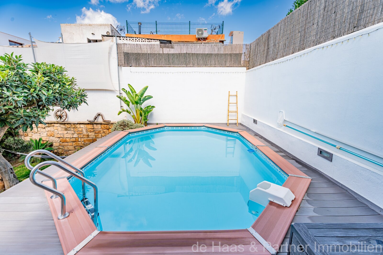 Casa adosada con piscina y pequeño jardín en una zona tranquila  