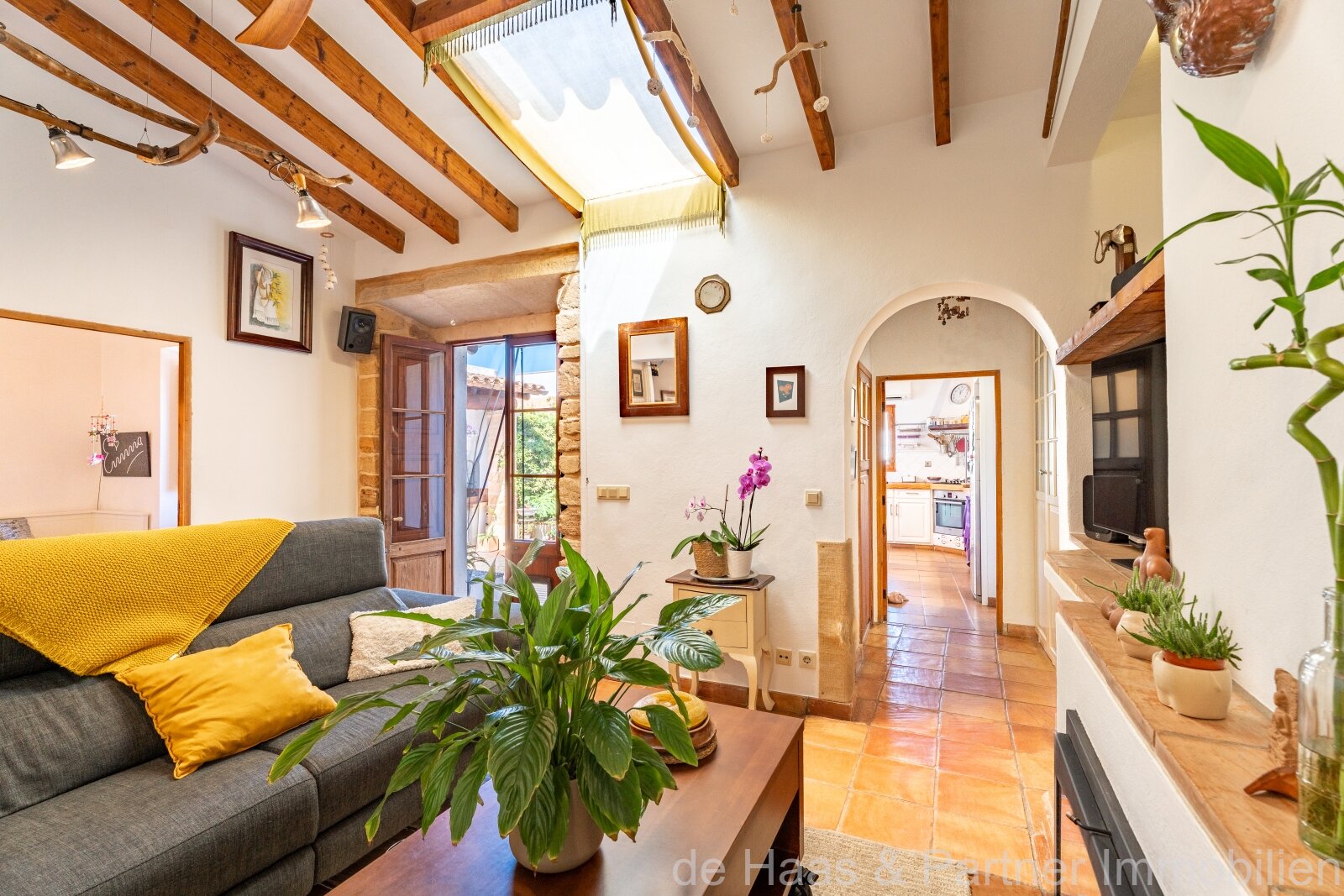 Casa adosada con piscina y pequeño jardín en una zona tranquila  