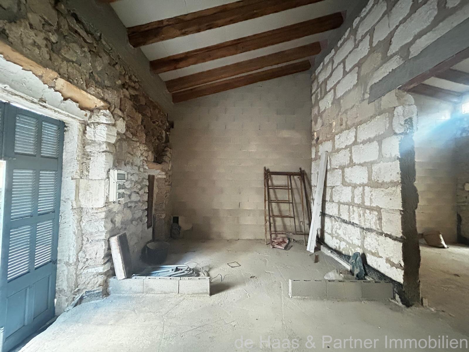 Casa de pueblo en ubicación céntrica con patio y piscina 