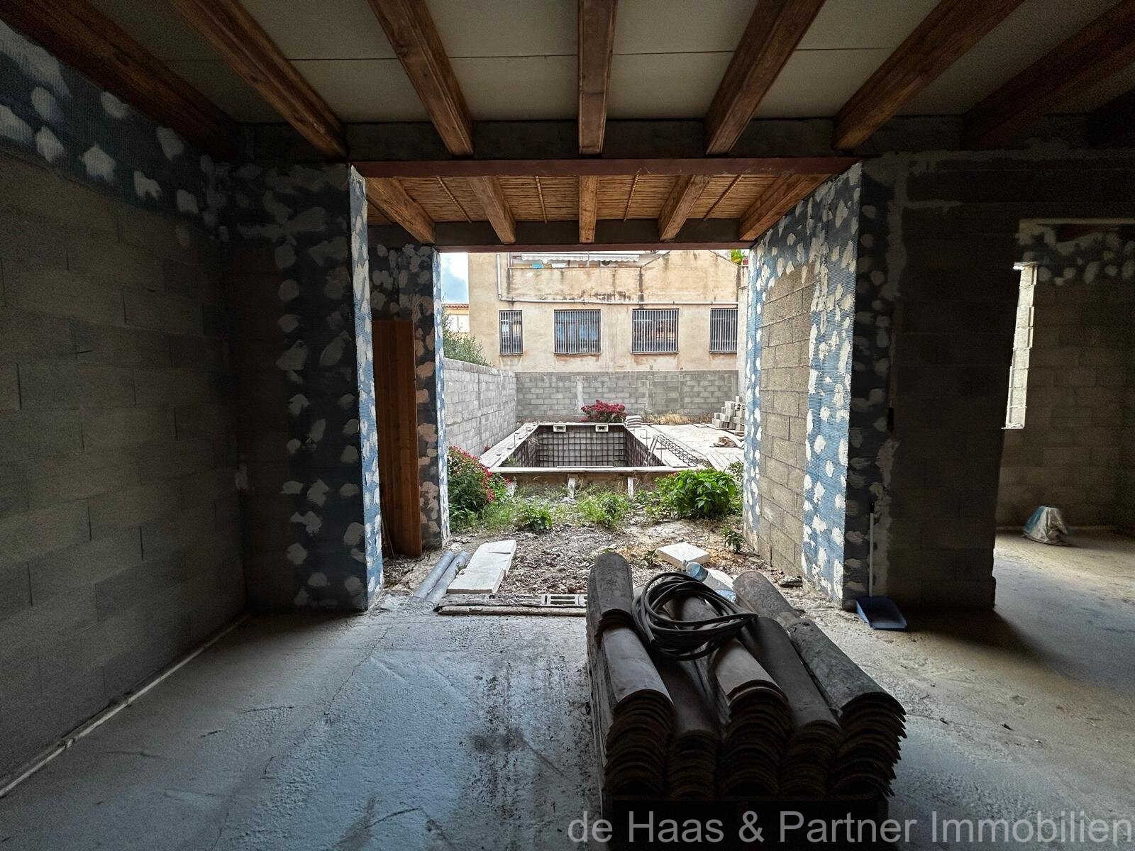 Casa de pueblo en ubicación céntrica con patio y piscina 