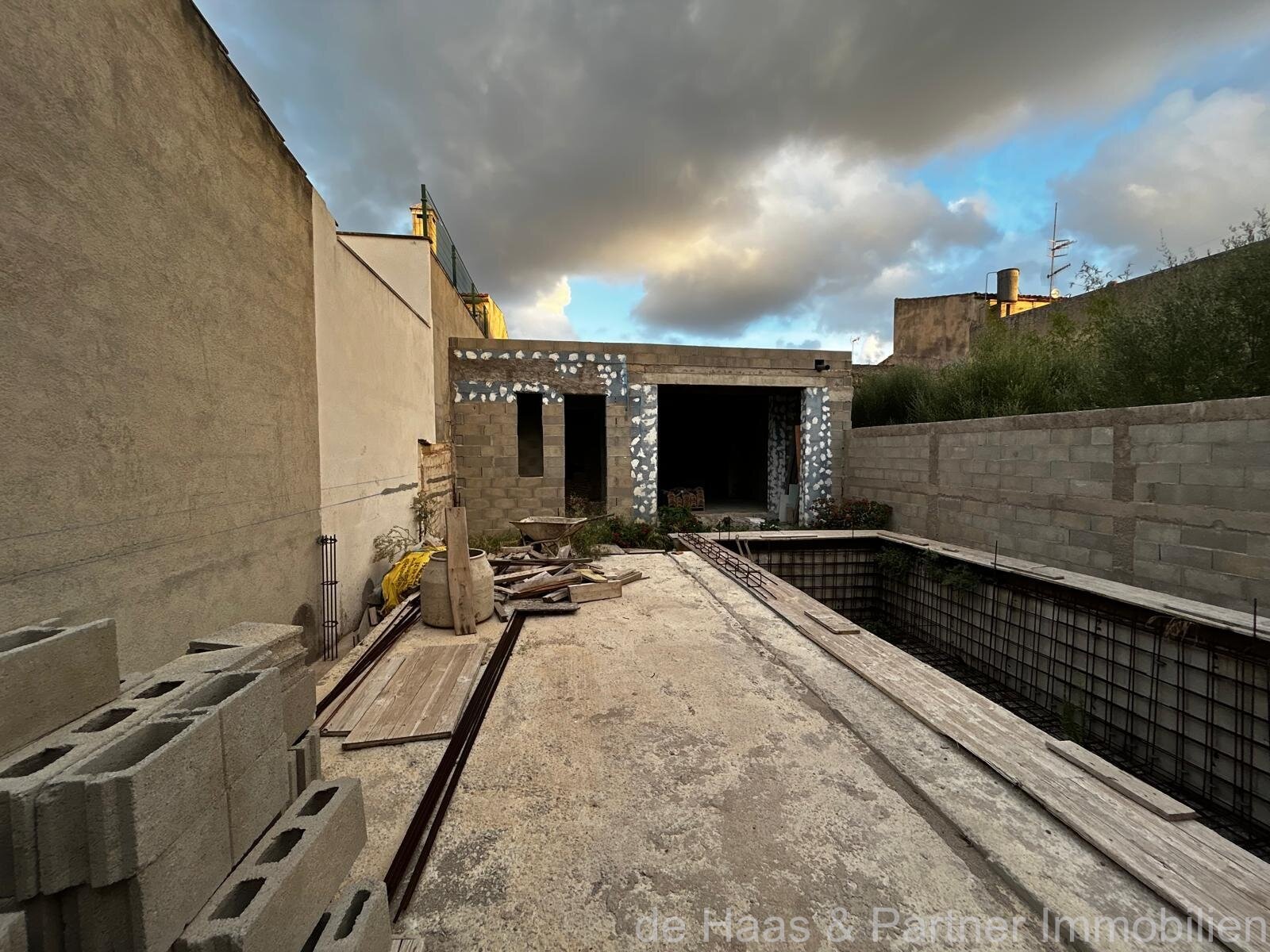 Casa de pueblo en ubicación céntrica con patio y piscina 